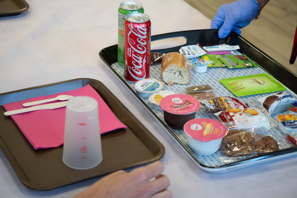 Collation apportée par un bénévole à un donneur