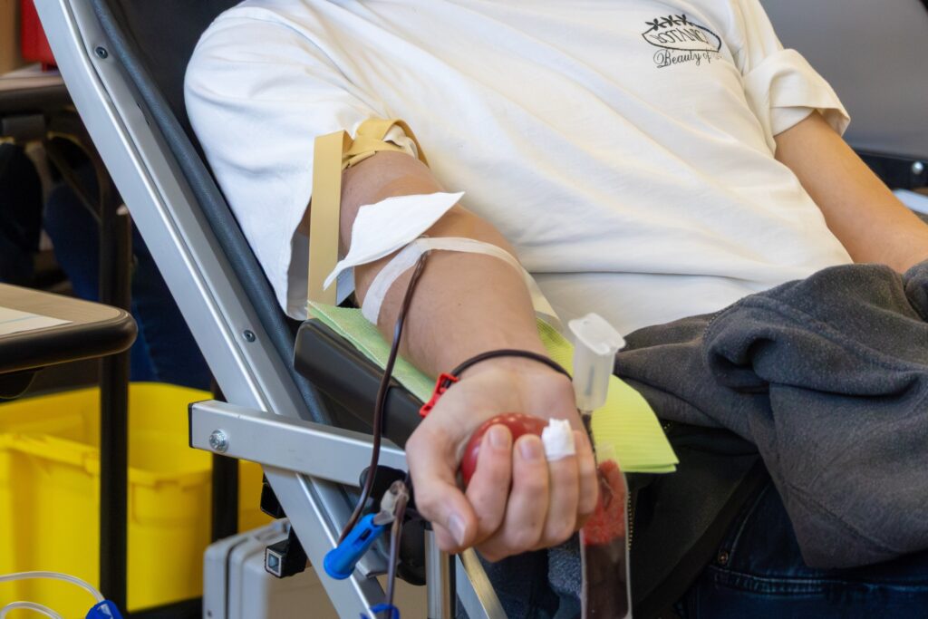 Bras tendu en plein don de sang