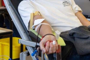 Bras tendu en plein don de sang